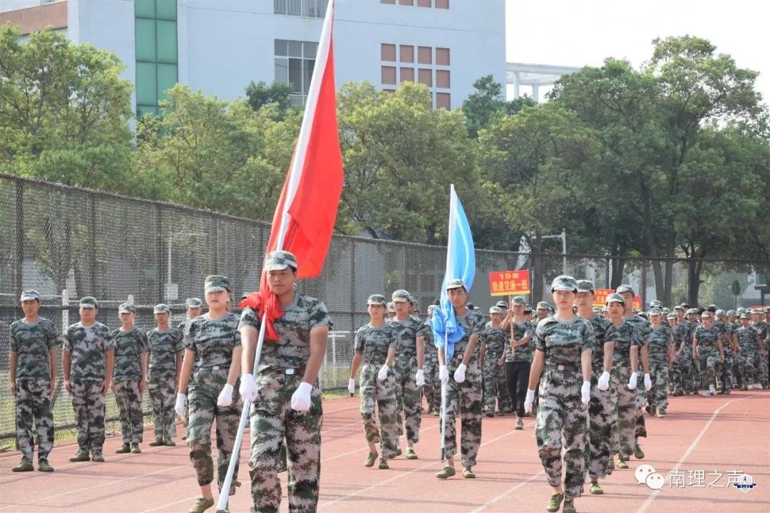 我校隆重举行“我和我的祖国，庆祝新中国成立70周年”2019级新生军训会操暨开学典礼(图5)